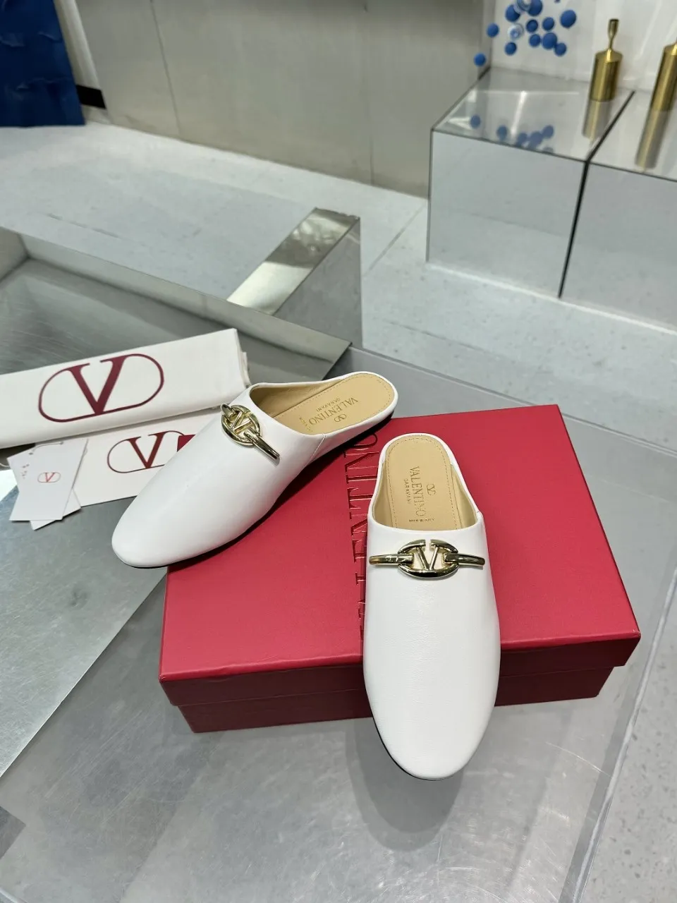 👟👟Ex-factory price 520👟👟 Valentino’s hottest new product in 2025, the new slippers are also easy to wear...😈😈😈 The latest logo buckle Perfectly combined with sexiness❤️‍🔥❤️‍🔥❤️‍🔥❤️‍🔥It is simply the pinnacle of summer fashion💖💖💖💖Original replica Outsole: Italian genuine leather outsole Heel height: Flat heel Size: 35-39 (40 41 42 customization is non-returnable and non-exchangeable)